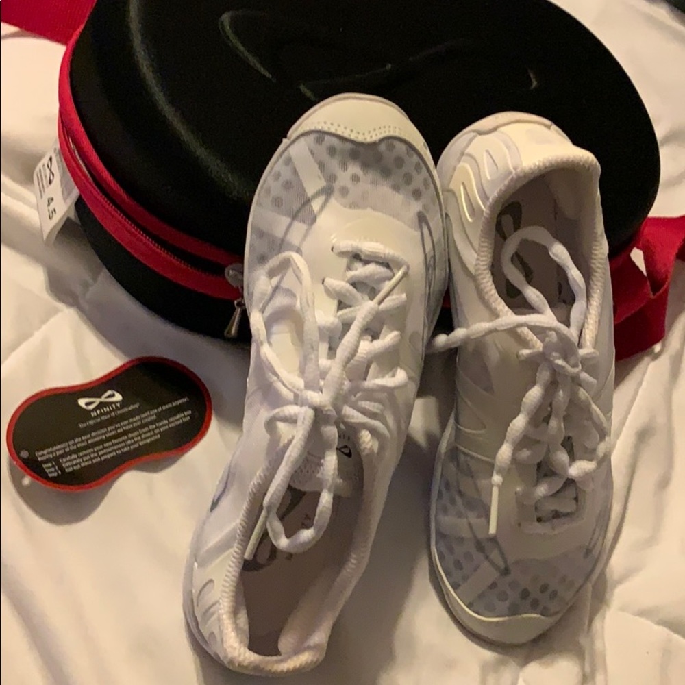 Nfinity vengeance cheer shoe Size: 4.5